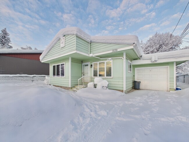 Building Photo - 820 Smythe St