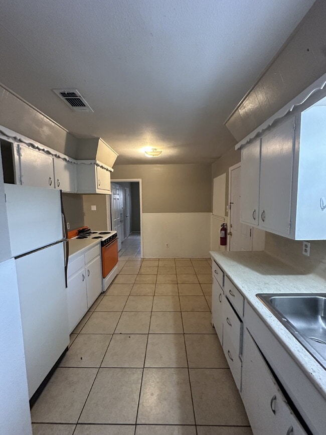 Building Photo - 2 Bedroom Duplex