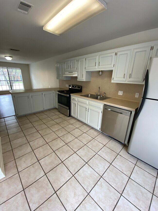 Building Photo - 2293 Hollydale Ave