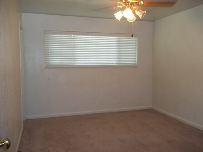 Building Photo - Nice and updated 3 bedroom home offering n...