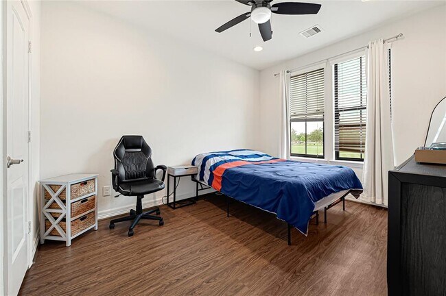 Building Photo - 1531 Woodbend Park S