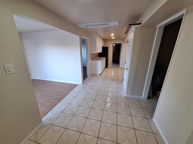 Building Photo - 954 Surrey Dr