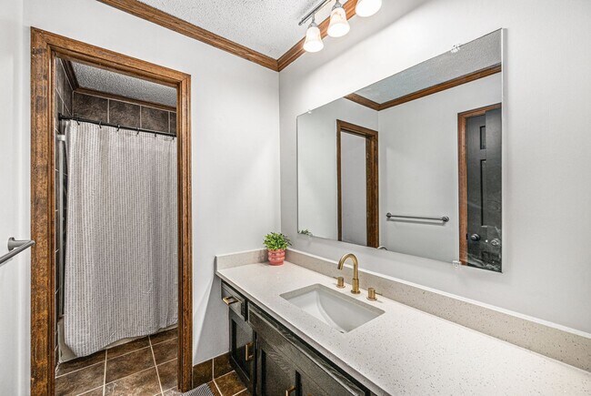 Building Photo - Renovated Lakefront 5 Bedroom Home with 2 Garages!