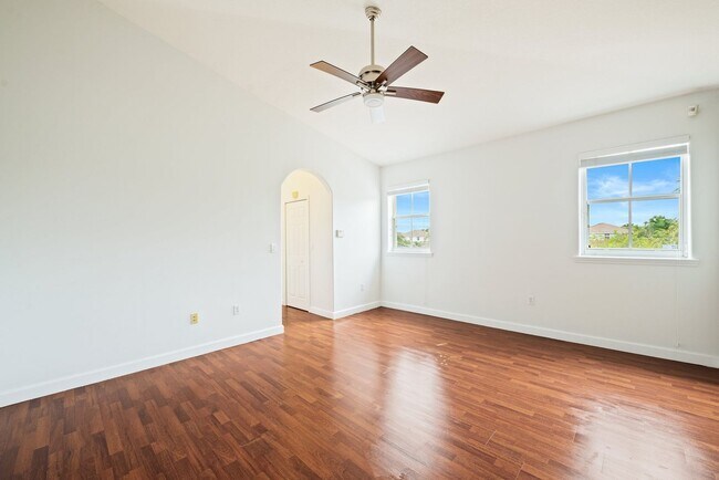 Building Photo - Spacious Waterfront 3-bedroom 3-bath Singl...
