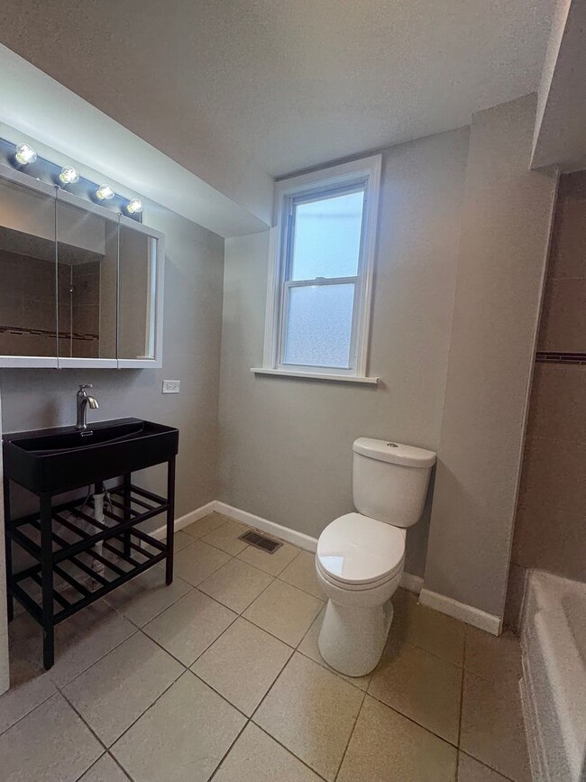 Building Photo - Beautiful 2-bedroom house for Rent AVAILAB...