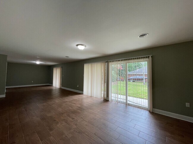 Building Photo - 334 Country Club Blvd
