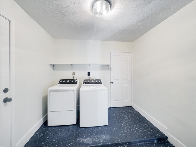 Building Photo - 5111 Seymour Dr