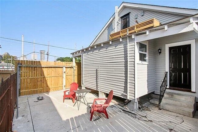 Building Photo - 2001-2003 Rev John