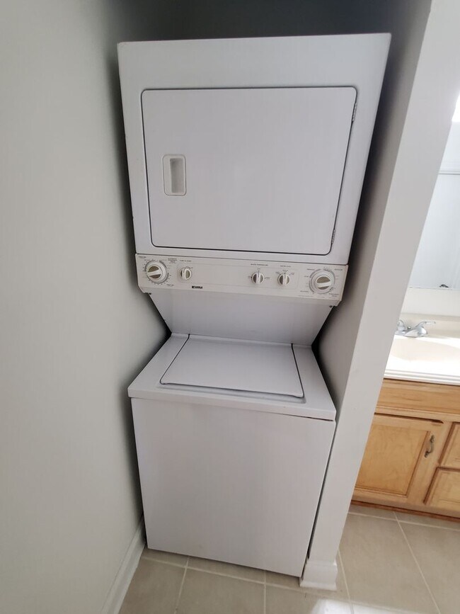 Building Photo - OPEN HOUSE This Sunday 1/11/26 @ 3:00PM until 3:30PM Charming 1-Bedroom Condo in Prime Sandy Spri...