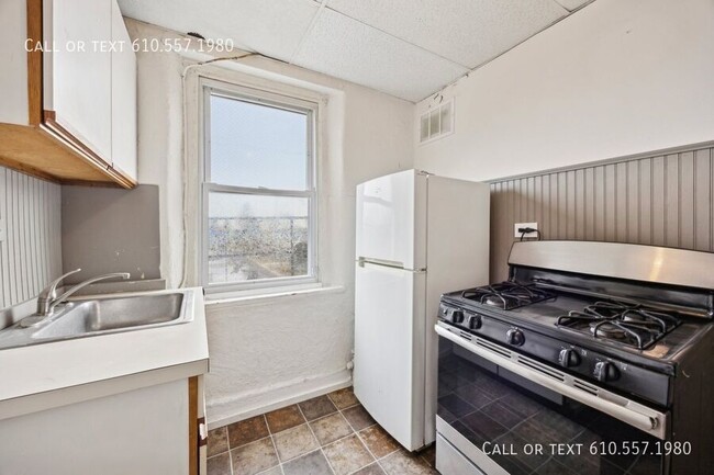 Building Photo - Large 1 Bedroom - 1 Bathroom  Apartment in...