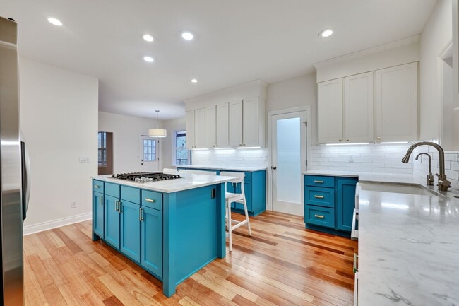 Building Photo - Beautiful Spacious Bainbridge Home