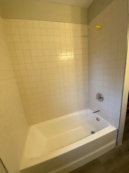 New Tub Ceramic Walls - 15518 Clifton Blvd