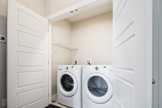 Building Photo - Modern 3 bed / 4 bath, 3 story townhome!