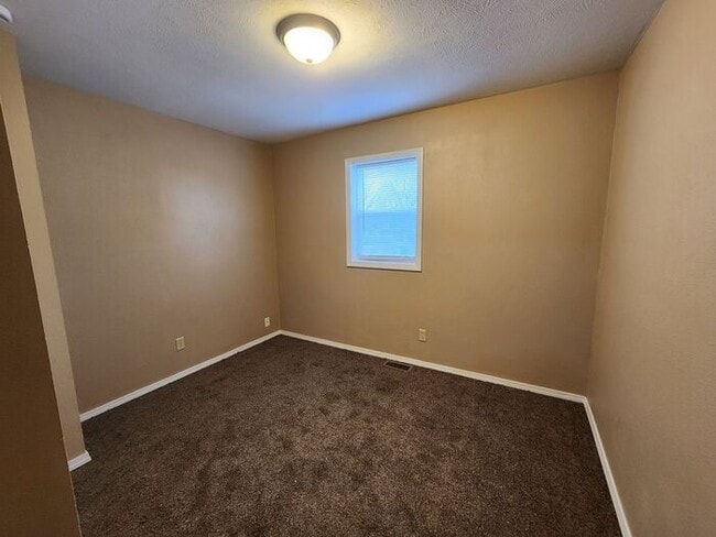 Building Photo - Save Big at Move-In: 50% Off Security Deposit on this 3 bed 1 bath upper unit
