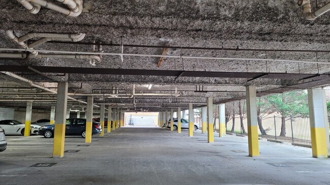 Building Photo - 2 bedroom 2 bath Condo in Lenox Heights, o...