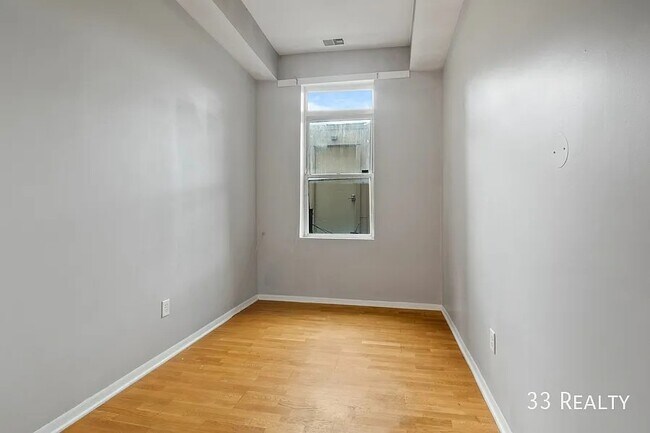 Building Photo - Spacious 4b/2b Top Floor, Wicker Park Avail July 1st!