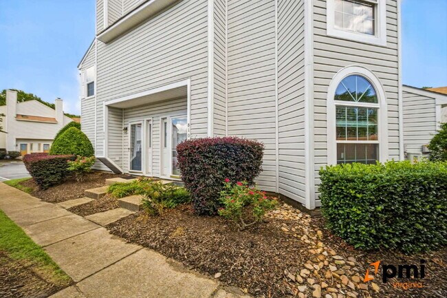 Building Photo - 2 Bed 2.5 Bath renovated townhome Virginia Beach