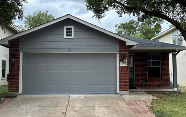 Building Photo - 8702 Dittmar Oaks Dr