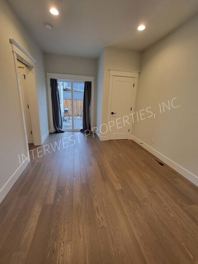 Building Photo - 4 bd 3.5ba dream home in the heart of the Woodlawn District w/Washer/Dryer, Garage & Gas Fireplace!