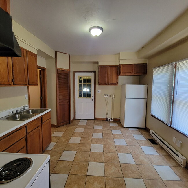 Building Photo - Near Southeast 2BR House!