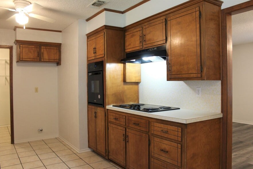 Kitchen - 1413 Center Dr