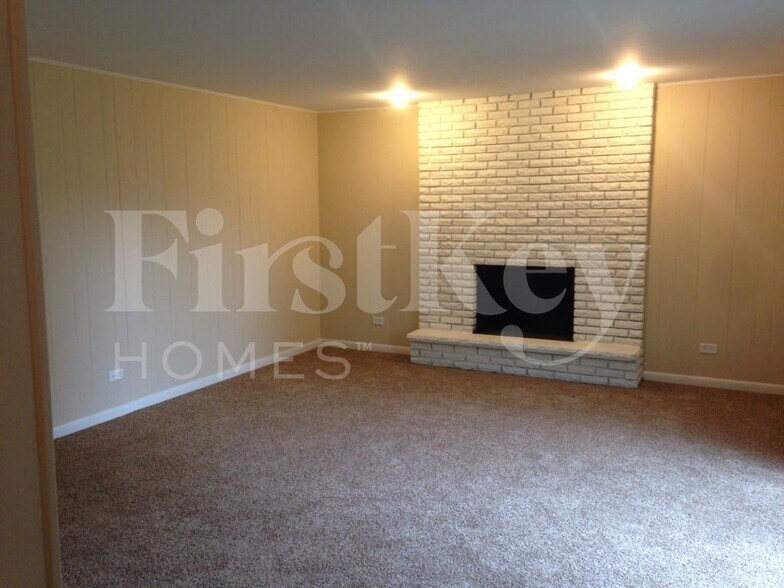 Building Photo - 817 Rose Ln