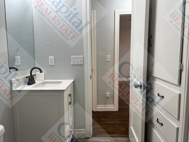 Building Photo - Updated 3 Bedroom