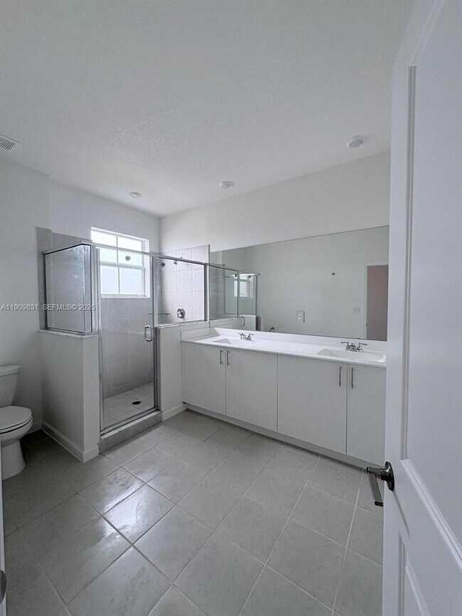 Building Photo - 2490 SE 29th St