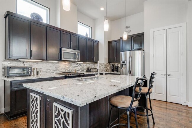 Building Photo - 4106 Marina St