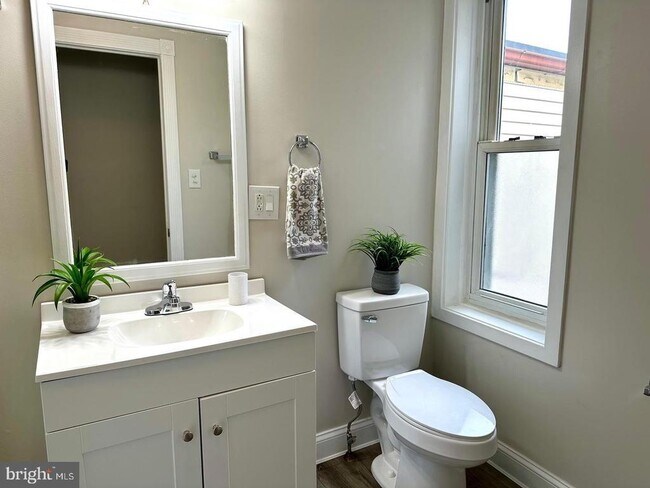 Building Photo - 521 S 17th St