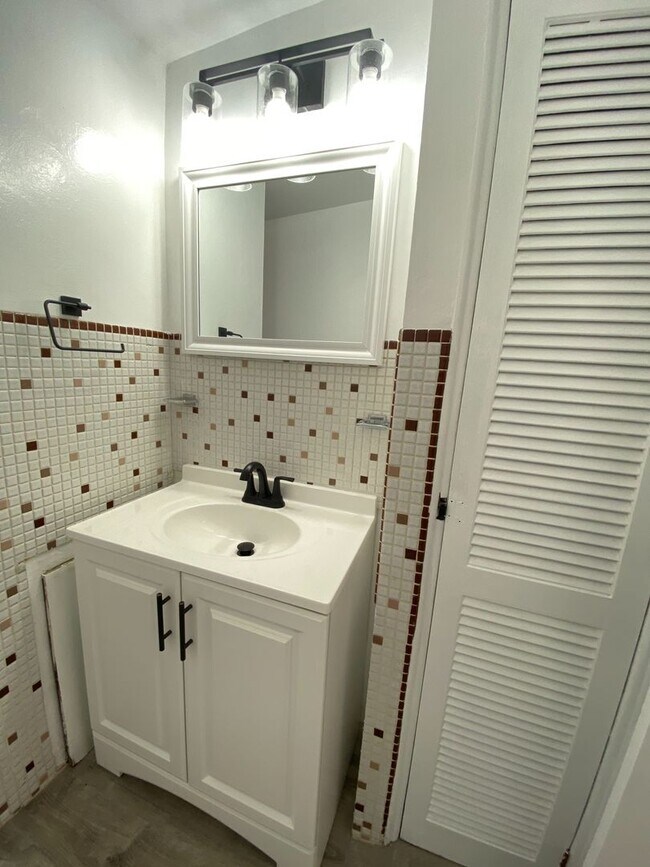 Building Photo - NEWLY RENOVATED 2 BEDROOM IN THE HEART OF ...