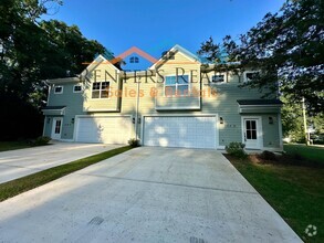 Building Photo - 3 Bedroom Duplex House with Yard