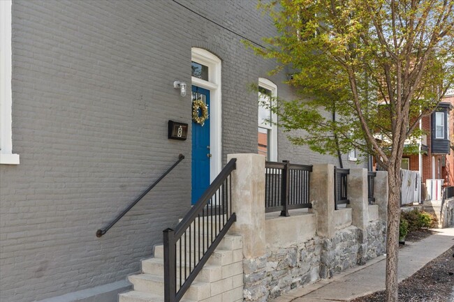 Building Photo - Beautiful 3BR 2.5 BA Townhouse in Downtown...