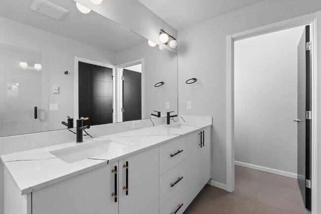 Building Photo - Newly Built Air-Conditioned Luxury Townhome in Highly Desired Admiral