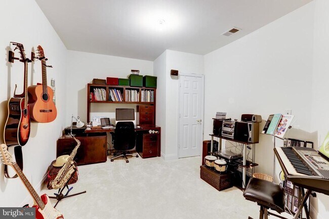 Building Photo - 2945 Oakton Knoll Ct