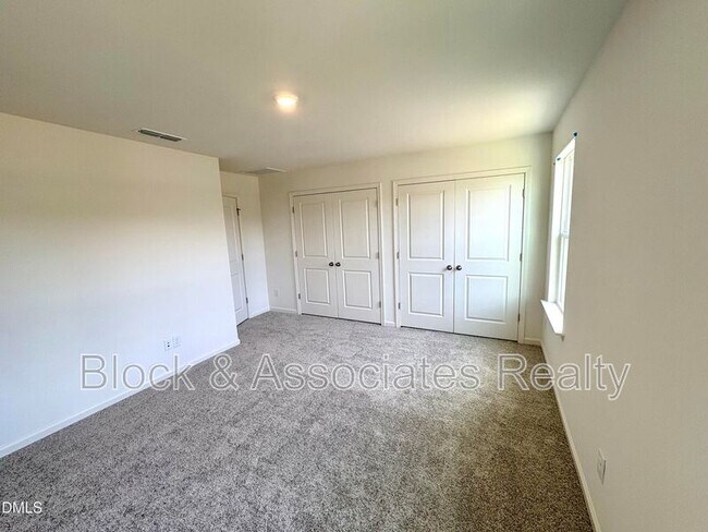 Building Photo - 2040 Oakdale Dr