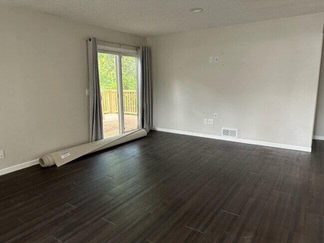 Building Photo - Updated 4 Bedroom Split-Level Home – Available June 1