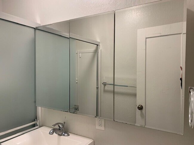 Building Photo - 3-Bed/1-Bath Plus Bonus Room That Can Be Used as 4th Bedroom. Walk to Santa Clara University! Ava...