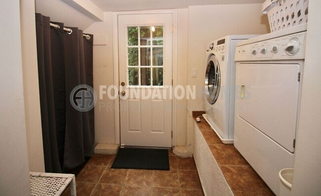 Building Photo - 307 Oakdale Ave