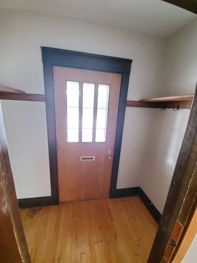 Building Photo - Updated 2 Bedroom + Den House in Downtown Madison!