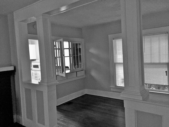 Building Photo - 615 S Mills Ave