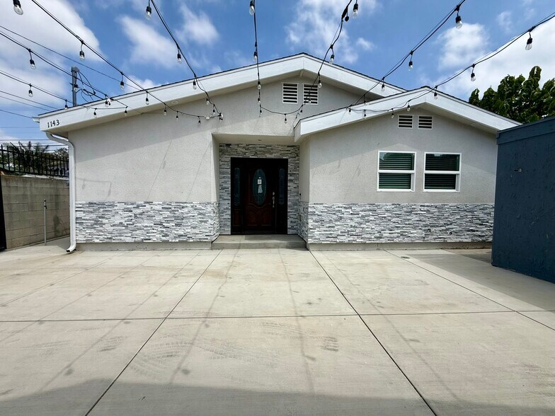 Building Photo - 1141 W 49th St