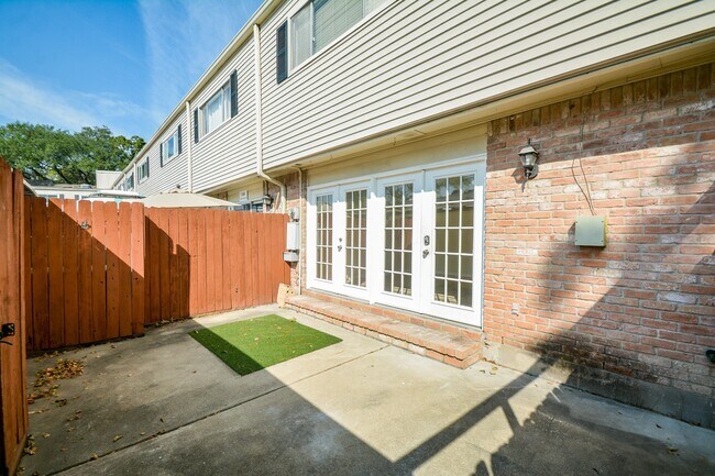 Building Photo - 13282 Trail Hollow Dr