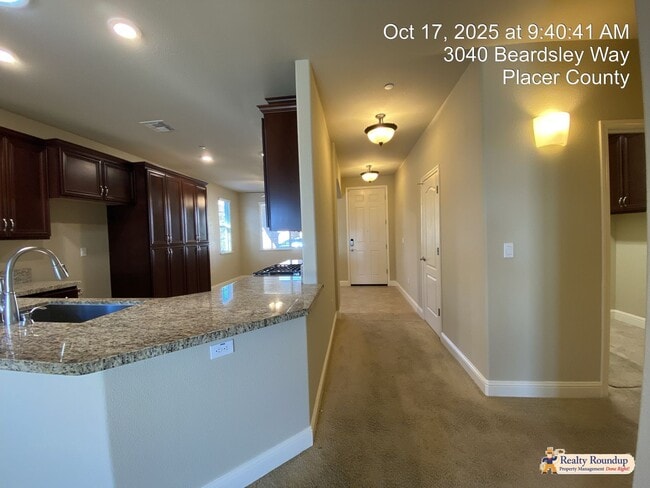 Building Photo - Pristinely Maintained Roseville Home with ...