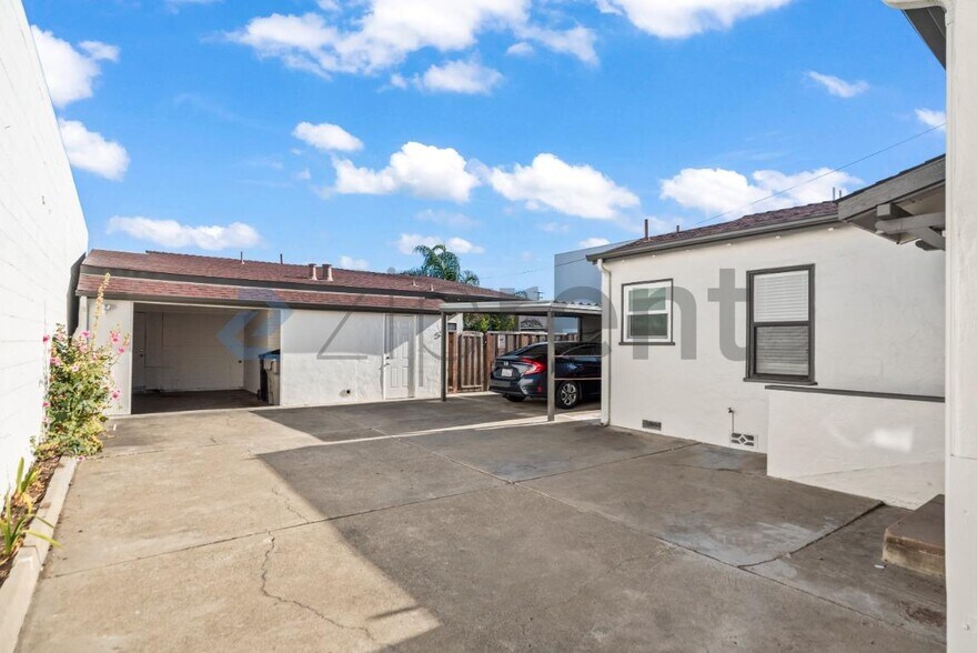 Building Photo - Unit 1