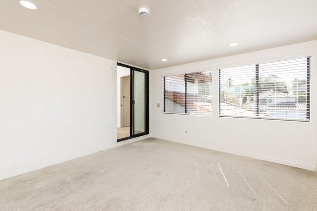 Building Photo - Lovely 4 bedroom Oceanside home!