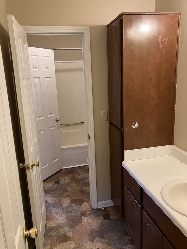 Building Photo - 1823 Holmes St