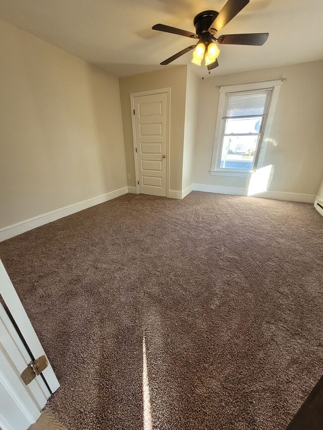 Building Photo - 984 W Main St