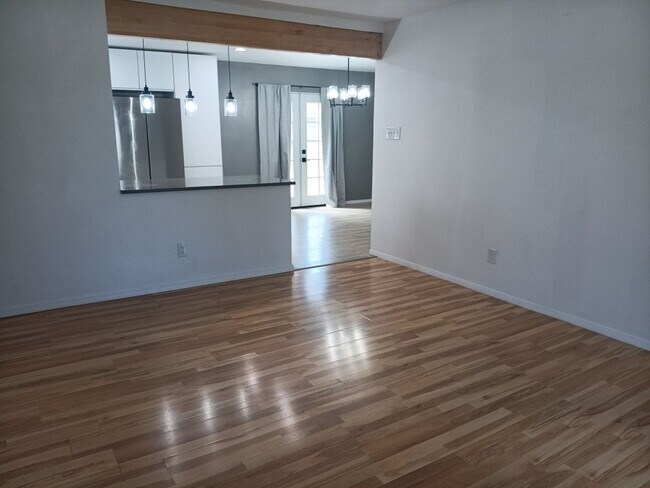 Building Photo - 3 Bedroom, 1 Bathroom Home! Schedule a Showing Soon!