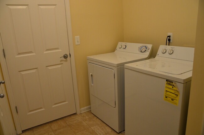 Building Photo - 474 Village Dr